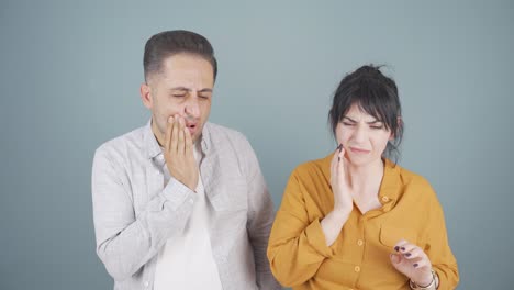 Couple-experiencing-toothache.